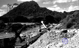 Proyek Neyama dan Karangkates Pengerukan tanah untuk pembangunan dam Tanggal 17 April 1959