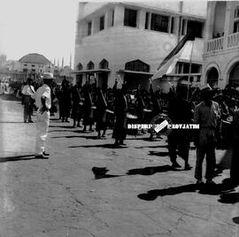 Barisan marching band dalam pawai peringatan dasawarsa Asia Afrika disaksikan oleh hadirin di Sur...