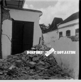 Bangunan yang rusak parah, foto diambil  setelah kejadian gempa bumi yang terjadi di  Malang, Tul...