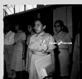 Foto Bu Darsih pegawai kantor Keresidenan Surabaya selesai penganugerahan bintang gerilya, 10 – 1...