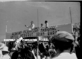 Sebuah panggung / podium dengan seorang pejabt sedang berpidato dengan spanduk bertuliskan KUATKA...
