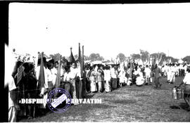 Suasana rapat raksasa (PNI, PKI, NU) di sebuah lapangan di Surabaya, 27 – 2 – 1955