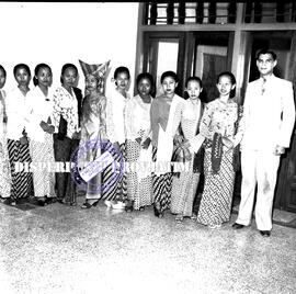 Acara foto bersama pada Peringatan Hari Kartini di Pendopo Kabupaten Surabaya, 21 – 4 – 1954