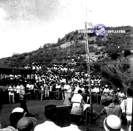 Coverdam Karangkates. Para tamu undangan pada acara pembukaan Dam Karangkates.  28 Nopember 1964
