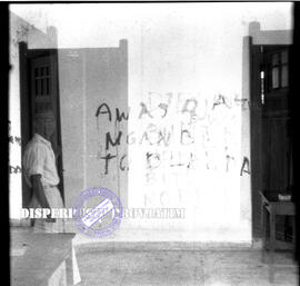 Corat coretan dinding di rumah konsulat Jepang berbunyi “JANGAN BANTU  BELANDA” surabaya, 17 – 2 ...