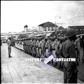 Apel pasukan dari angkatan darat dan angkatan laut di depan kantor gubernuran / depan tugu pahlaw...