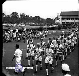 Gerak jalan yang diikuti oleh siswa – siswa SMA dengan start di Taman Surya Balaikota Surabaya, 1...