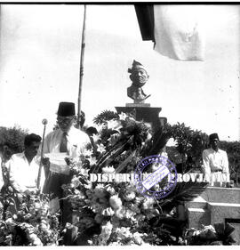 Tugu Cak Gondo Durasim, pada hari peringatan. Cak Gondo Durasim lahir di Jombang, Jawa Timur. Ia ...