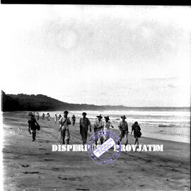 Rombongan orang-orang tengah berjalan di pantai blambangan, 2 s.d 5 – 5 – 1956