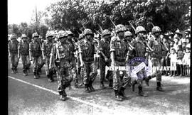 Kontingen peleton dari Angkatan Darat dalam pawai peringatan HUT Kemerdekaan Republik Indonesia d...