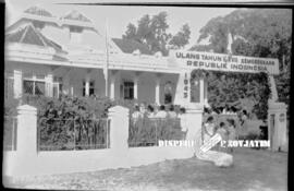 Gapura bertuliskan ulang tahun ke 17  Kemerdekaan RI di depan Kantor Jawatan Penerangan, 17–8–1962
