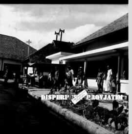 Rombongan tim Kebersihan Nasional di Surabaya, sedang meninjau sebuah gedung,  18 – 7 – 1960
