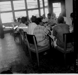 Acara ramah tamah pada sebuah kantor peringatan Hari Maritim di Surabaya, 21 – 8 – 1963