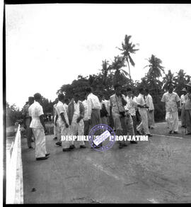 Rombongan pejabat sedang meninjau lokasi bencana alam banjir di Kediri, 3 – 1 – 1955