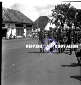 Barisan sukarelawan Irian Barat dari Jawa Timur ketika parade di jalanan Surabaya,  16 – 2 – 1962