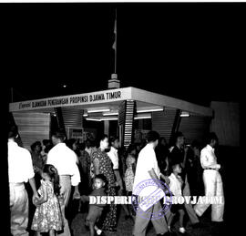 Suasana stand pameran milik Djawatan Penerangan pada Pekan Raya Surabaya ke – 33 pada malam hari,...