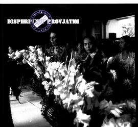 Tim juri sedang melakukan penilaian lomba merangkai bunga di  Surabaya, 23–6–1955