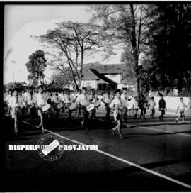 Marching band pawai pramuka melintas di jalanan Surabaya, 21 – 8 – 1961