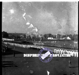 Suasana upacara peringatan 10 Nopember  1958 / Hari Pahlawan di Tugu Pahlawan  Surabaya, foto dia...