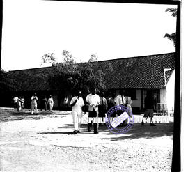 Kedatangan tim Kebersihan Nasional di sebuah komplek sekolah di Surabaya, 18 – 7  – 1960