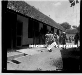 Kunjungan para pejabat ke sebuah instansi,  foto diambil setelah kejadian gempa bumi  yang meland...