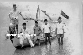 Beberapa orang nelayan sedang berfoto di depan perah mereka pada acara sedekah laut di Muncar Ban...