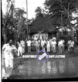 Rombongan pejabat sedang meninjau lokasi bencana alam banjir di Kediri, 3 – 1 – 1955