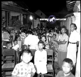 Suasana di sebuah perkampungan dalam malam peringatan HUT Kemerdekaan RI ke 8 di Surabaya, 17 – 8...