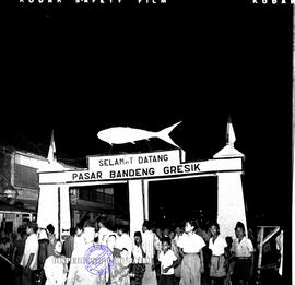 Gerbang pintu masuk pasar bandeng di Gresik, 22 – 6 – 1952