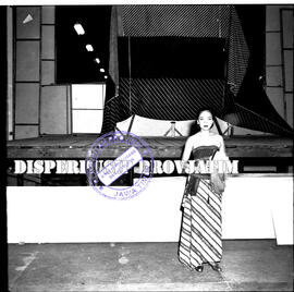 Sesi pemotretan seorang peragawati dalam batik show  di surabaya, 16 – 12 – 1953
