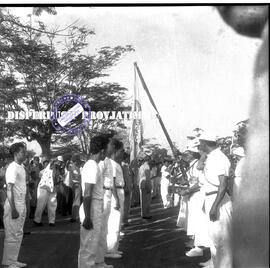 Barisan kontingen yang membawa bender a PON ketika berada di Surabaya untuk persiapan PON ke IV y...