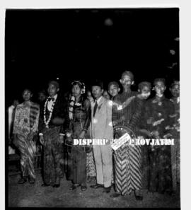 Pemuda pemudi peserta peringatan sumpah  pemuda berpakaian khas daerah, di  Surabaya, 28 – 10 – 1958