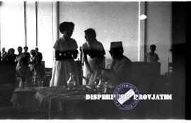Dua remaja putri sedang melayani di meja  makan Presiden Sukarno pada acara pekan  irian barat di...