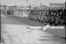 Barisan dari Angkatan Bersenjata/TNI dalam upacara peringatan Hari Pahlawan di Tugu di Surabaya, ...