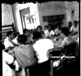 Acara ramah tamah pada sebuah kantor pada peringatan Hari Maritim di Surabaya, 21  – 8 – 1963