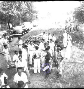 Rombongan pejabat sedang meninjau lokasi bencana alam banjir di Kediri, 3 – 1 – 1955