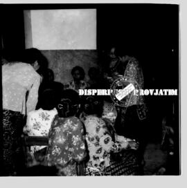 Undangan ibu-ibu pada acara ramah tamah  dengan pak Milono, gubernur Jawa Timur  periode tahun 19...