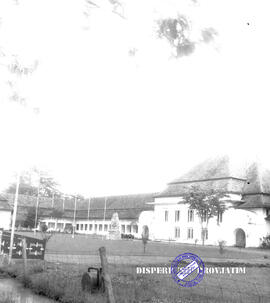 Fakultas kedokteran UNAIR Surabaya. Depan gedung fakultas kedokteran UNAIR, tahun 1956
