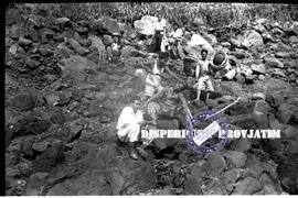 Rombongan tim peninjauan semeru, sedangfoto bersama, 1956