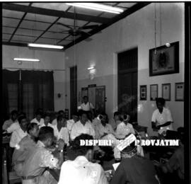 Suasana rapat front pembebasan Irian Barat di Surabaya, tahun 1958