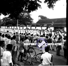 Peserta dari peleton dari RSUP Surabaya ikut gerak jalan dalam Peringatan Hari Pahlawan di Suraba...