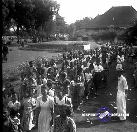 Acara karnaval pada peringatan hari kartini di Surabaya, 21 – 4 – 1953