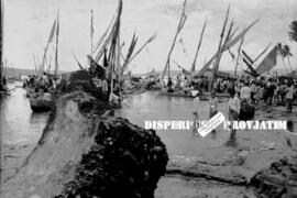 Para nelayan sudah siap-siap diatas kapal untuk melarung sesaji pada acara sedekah laut di Muncar...