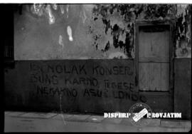 Tulisan plakat tentang konsepsi Bung Karno  (Presiden Sukarno) “Jangan menolak konsep  bung karno...