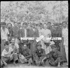 Seorang turis asing perempuan sedang foto bersama dengan sekelompok orang laki-laki suku tengger ...