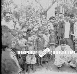 Foto kumpulan masyarakat suku tengger yang tengah menyaksikan sesuatu, foto diambil pada Kasada, ...