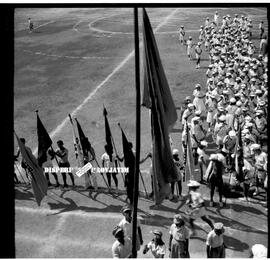 Formasi dari atraksi bendera pada perayaan HUT Republik Rakyat Tiongkok (RRT) di Surabaya, 1 – 10...