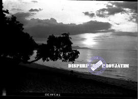 Perahu-perahu tradisional di pantai pasir putih situbondo, 1956