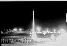 Suasana upacara Peringatan Hari Pahlawan di tugu pahlawan Surabaya pada malam hari, 10 – 11 – 1956