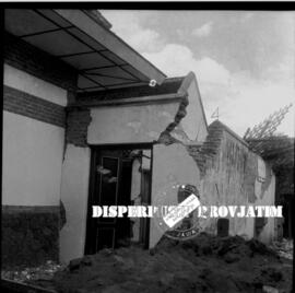 Bangunan yang rusak parah, foto diambil  setelah kejadian gempa bumi yang terjadi di  Malang, Tul...